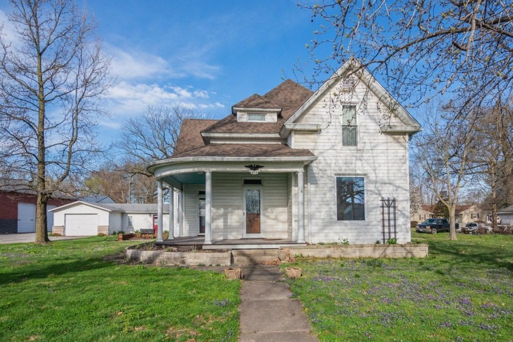 Gorgeous 3 Bedroom Historic Home in Wayne City!!
